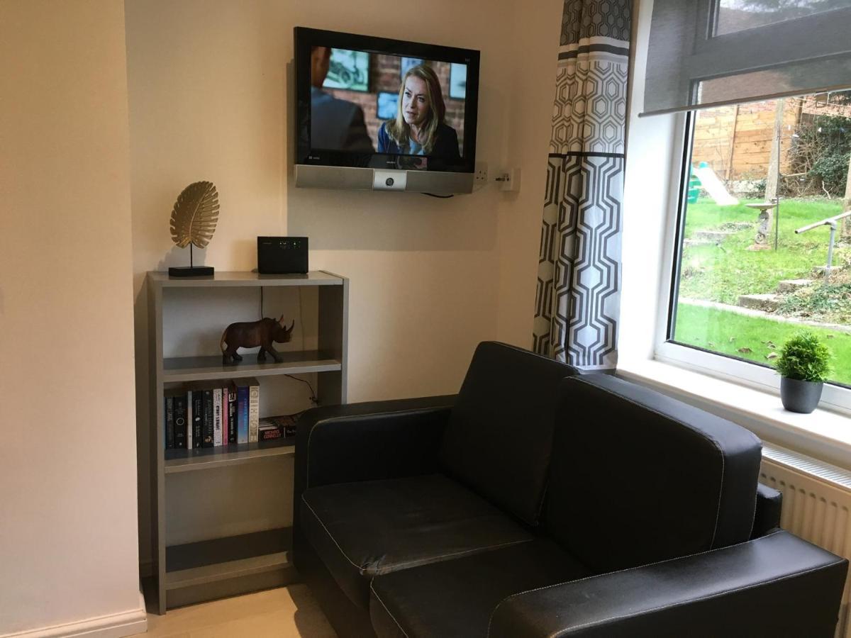 Spacious Ground Floor Studio Flat - Easy Access To Stansted Airport, London And Cambridge Apartment Bishop's Stortford Exterior photo